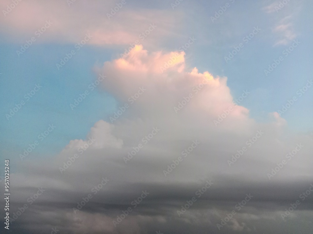 Obraz premium A clear blue sky with a few clouds. The sky is so clear that it almost looks like a painting