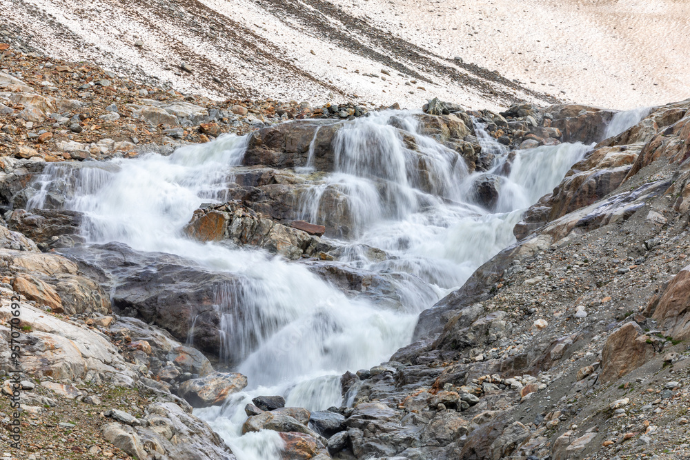 Fototapeta premium Gletscherbach mit Wasserfall am Steingletscher, Berner Oberland, Schweiz
