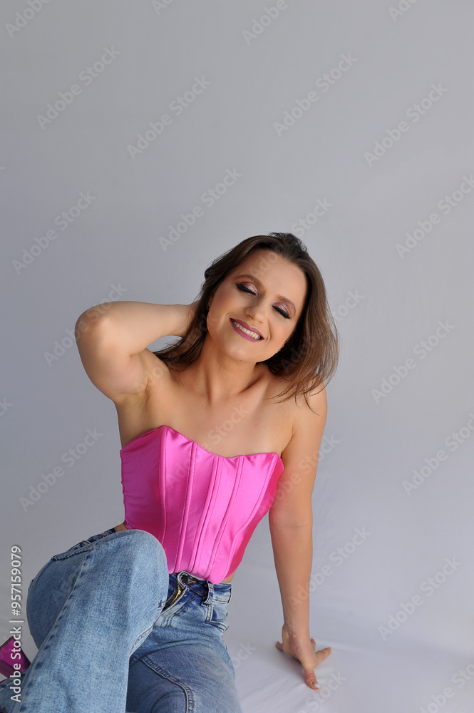 Beldade sorridente modelo celebra aniversário cor de rosa Beldade sorridente modelo celebra aniversário cor de rosa