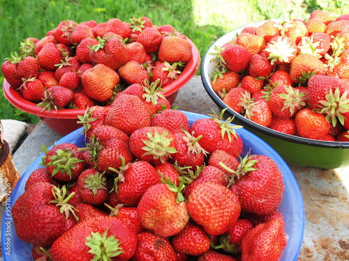  red strawberries in bowls