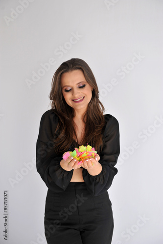 mulher celebra aniversário com confetes em retrao de estudio  photo