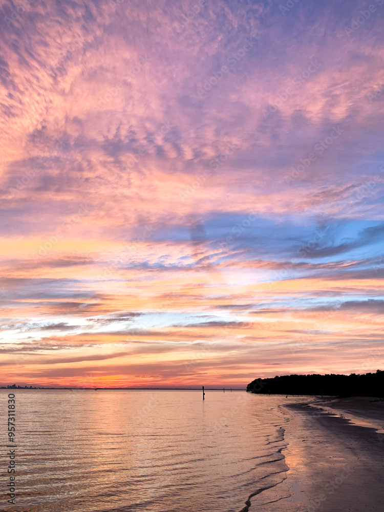 Obraz premium Bright and Colorful Sunset at Beach