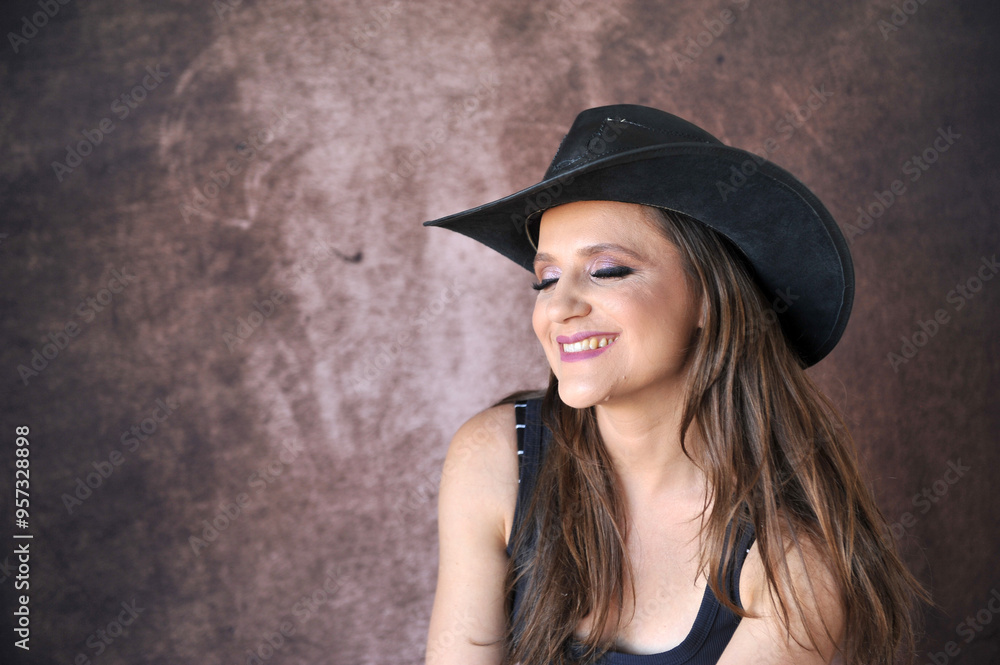 Beldade mulher vaqueira com chapéu country moda rural calça jeans e cinta 