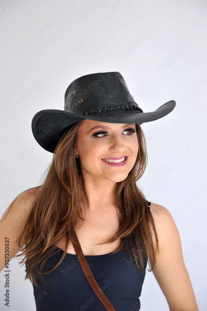 Beldade mulher vaqueira com chapéu country moda rural calça jeans e cinta Beldade mulher vaqueira com chapéu country moda rural calça jeans e cinta