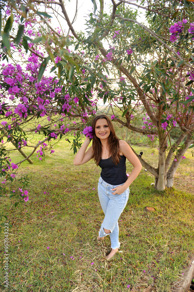 Jovem mulher nas flores rosa de primavera Jovem mulher nas flores rosa de primavera