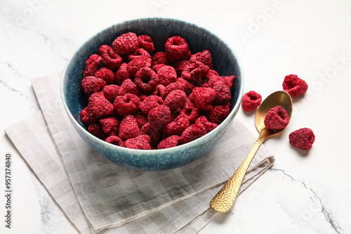 Tableau sur toile Bowl of dehydrated raspberries on white background