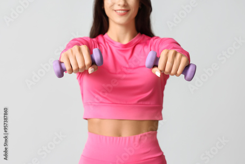 Sporty young woman with dum...