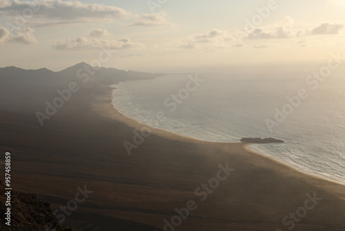 Obraz na płótnie Słynna, piękna, naturalna plaża Fuerteventury Playa de Cofete położona wśród gór. The famous, beautiful, natural beach of Fuerteventura, Playa de Cofete, located among the mountains. w salonie