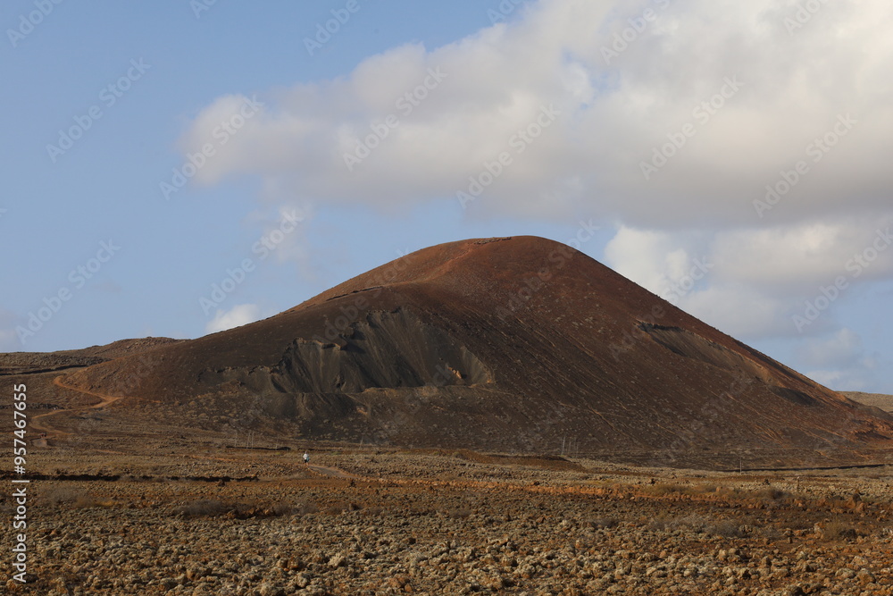 Niesamowity, Wulkan Calderon Hondo położony na wyspie Fuerteventura. The amazing Calderon Hondo Volcano located on the island of Fuerteventura