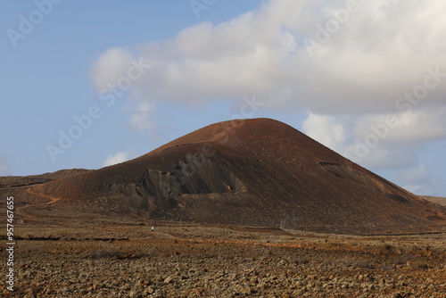 Obraz na płótnie Niesamowity, Wulkan Calderon Hondo położony na wyspie Fuerteventura. The amazing Calderon Hondo Volcano located on the island of Fuerteventura w salonie