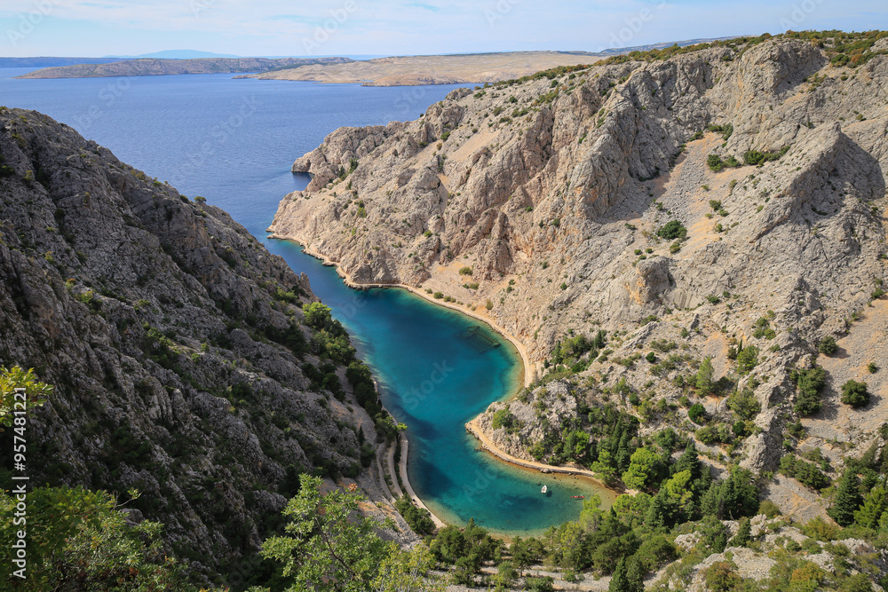 Zatoka Zavratnica, ukryty klejnot Chorwacji, zachwycający krystalicznie czystą wodą, dziką naturą i malowniczymi klifami. Zavratnica Bay, a hidden gem of Croatia, delighting with crystal clear water,