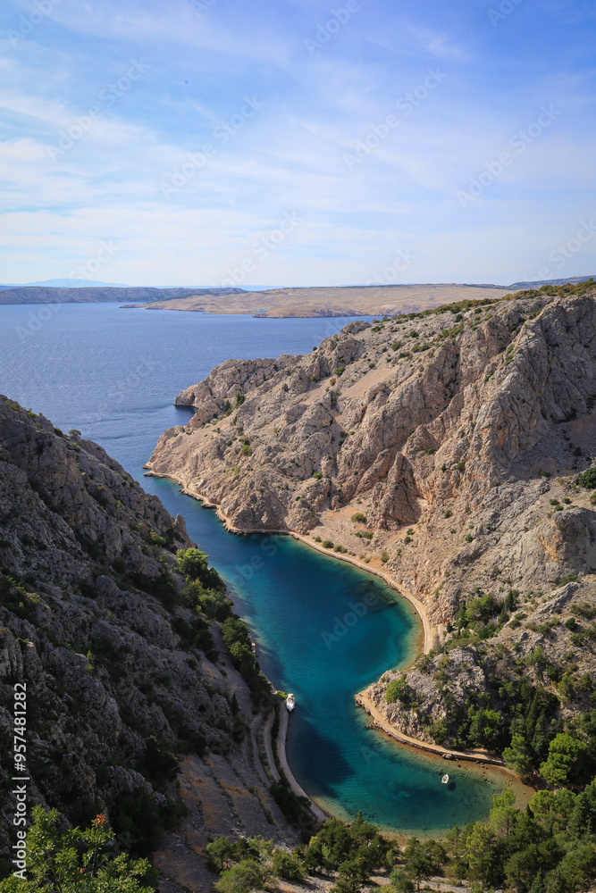 Zatoka Zavratnica, ukryty klejnot Chorwacji, zachwycający krystalicznie czystą wodą, dziką naturą i malowniczymi klifami. Zavratnica Bay, a hidden gem of Croatia, delighting with crystal clear water,