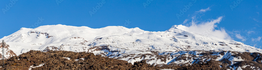 Obraz premium Panoramic view of the snow-covered peaks of Mount Ruapehu in New Zealand