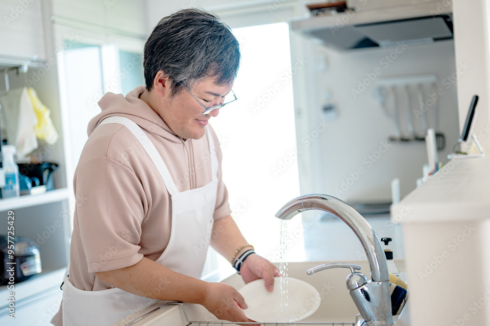 皿を洗う中年男性 皿を洗う中年男性
