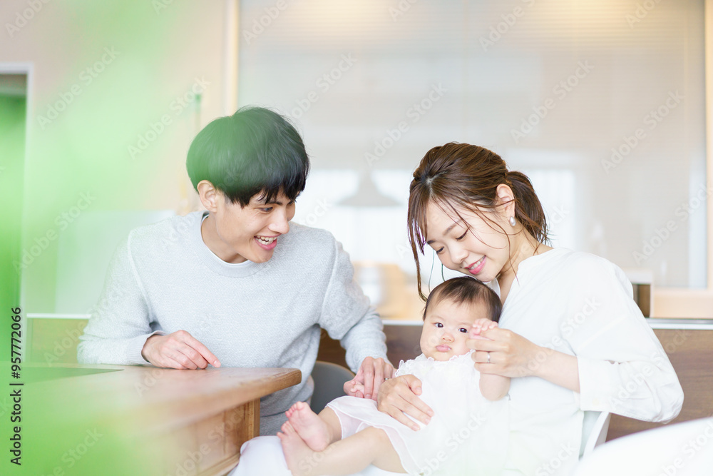 Fototapeta premium 赤ちゃんと過ごす家族