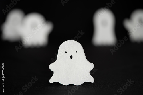 fantasma blanco de papel, con fondo de fantasmas desenfocados photo