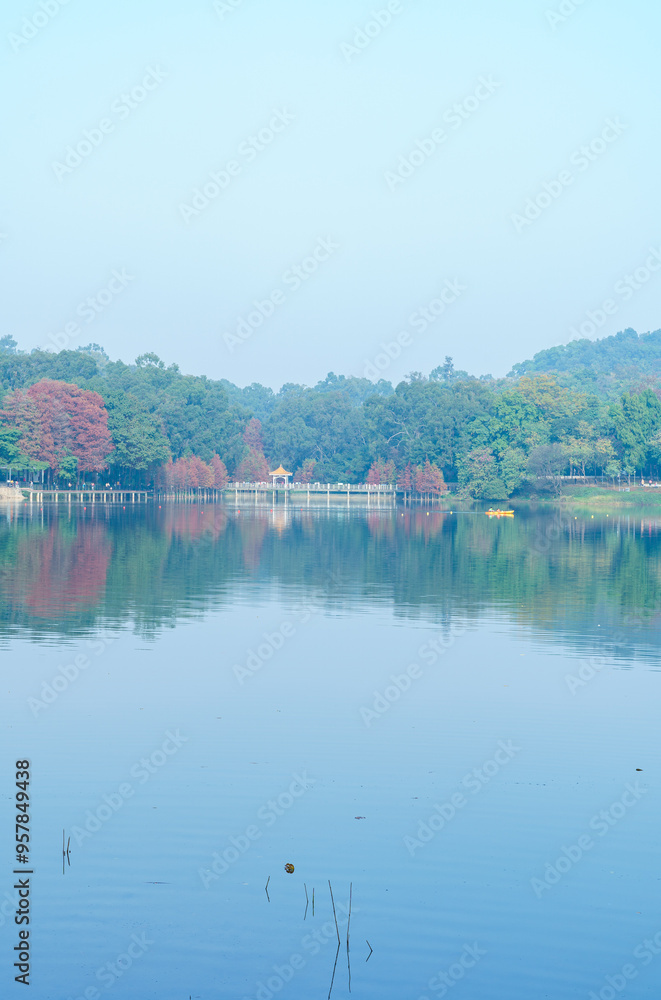 Obraz premium The green mountains of the park are reflected in the blue waters of the lake