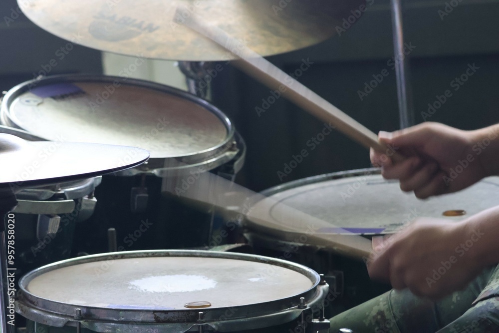 Obraz premium Close-up of musician playing drums on stage Selectable focus