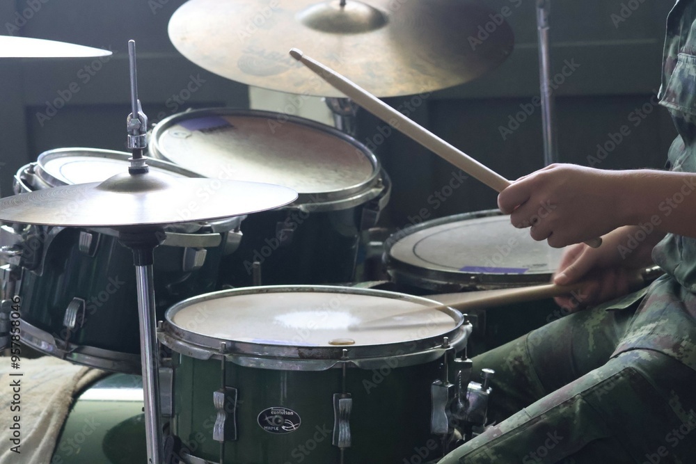 Obraz premium Close-up of musician playing drums on stage Selectable focus