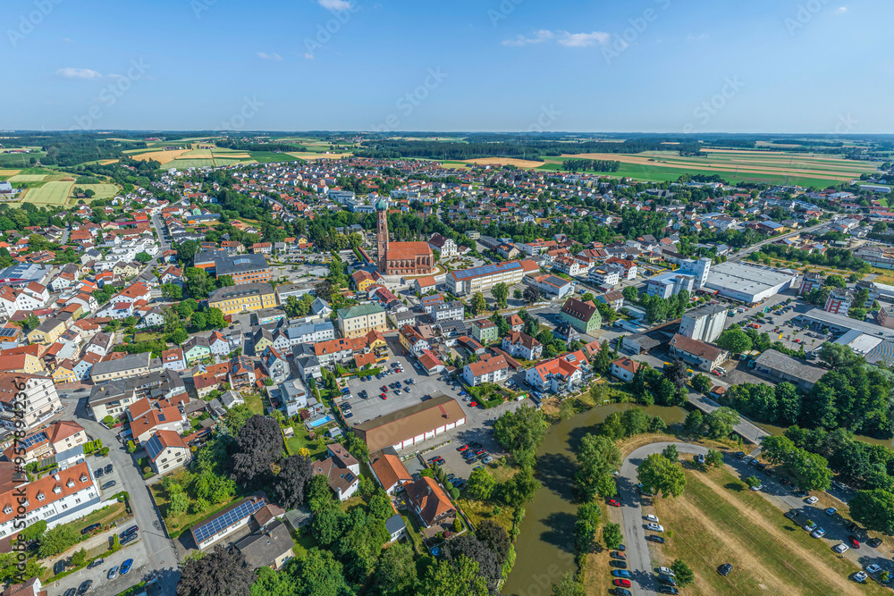 Fototapeta premium Vilsbiburg im Landkreis Landshut von oben, Blick zur Stadtpfarrkirche