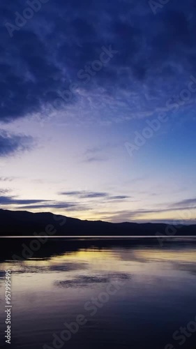 湖面に穏やかなさざ波を繰り返す黄昏の湖の静かな風景。日本の北海道の屈斜路湖の夕暮れ。