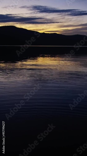 湖面に穏やかなさざ波を繰り返す黄昏の湖の静かな風景。日本の北海道の屈斜路湖の夕暮れ。