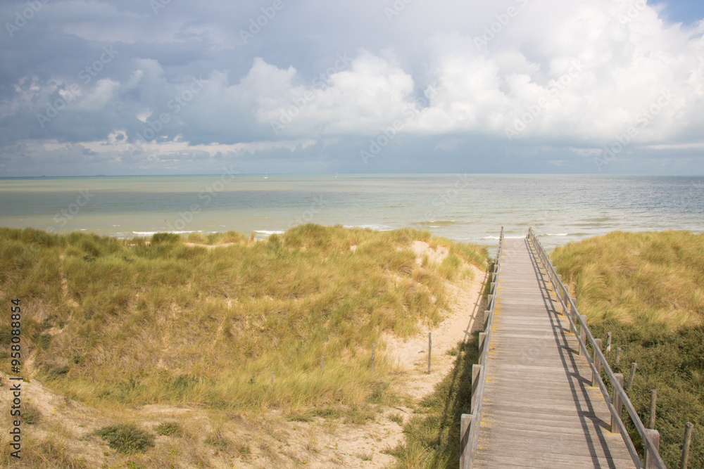 ponton en bois donnant accès à la mer du nord sur la côte belge ponton en bois donnant accès à la mer du nord sur la côte belge