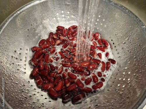 Rote Kidneybohnen mit Wasser abspülen
