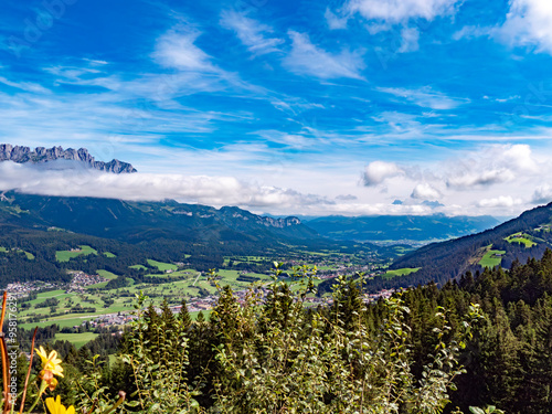 Idyllisches Bergpanorama mit blauem Himmel und Blick auf den Wilden Kaiser photo