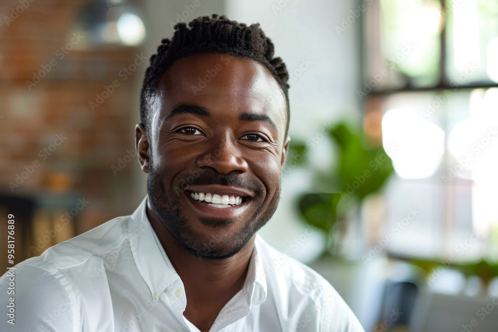 Obraz premium Smiling African American man wearing white shirt