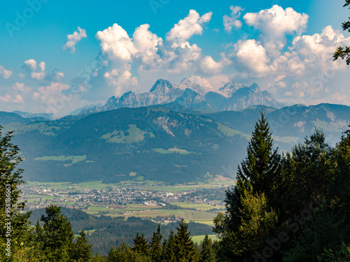 Idyllisches Bergpanorama mit blauem Himmel und Blick auf die Salzburger Alpen photo