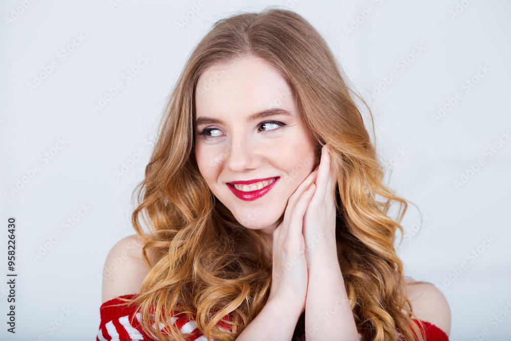 Naklejka premium An Elegant and Striking Portrait of a Young Woman with Beautiful Wavy Hair and Bold Makeup
