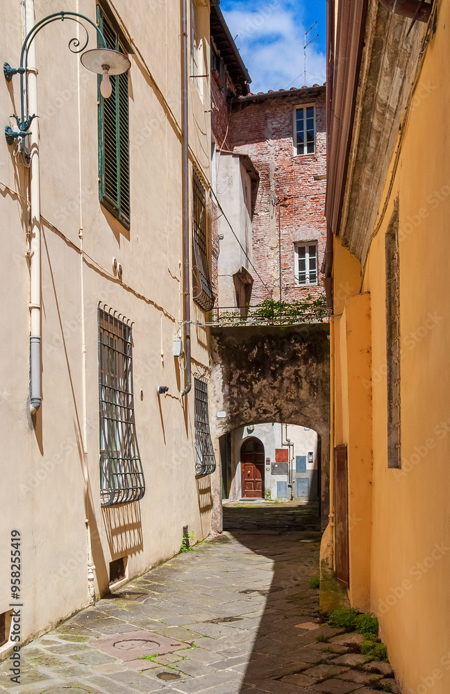 Obraz premium Lucca beautiful medieval historical center alley with ancient arch