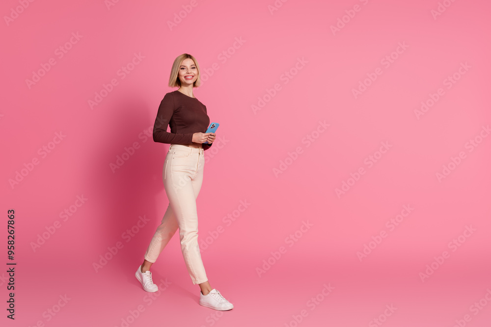 Photo of blonde cheerful youngster girl in orange turtleneck and jeans riding supermarket cart show v sign isolated on purple color background Photo of blonde cheerful youngster girl in orange turtleneck and jeans riding supermarket cart show v sign isolated on purple color background