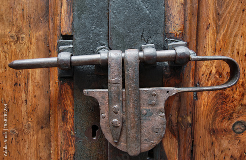 cerradura y candado antiguo sobre puerta de madera