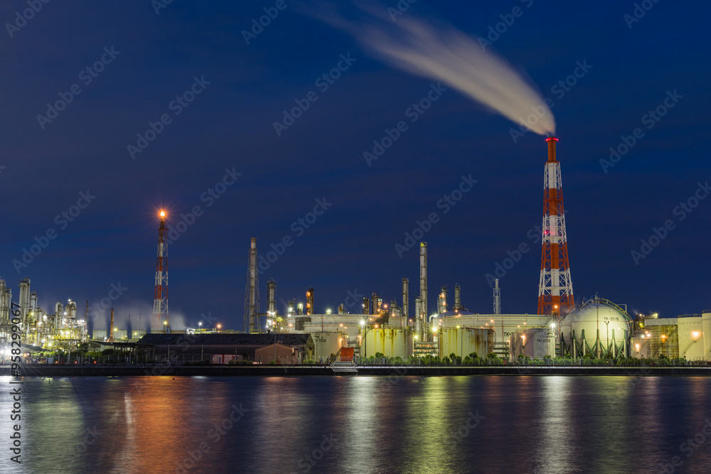 Naklejka premium 日本 三重県四日市市の四日市コンビナートの煙を噴き出す煙突と工場夜景