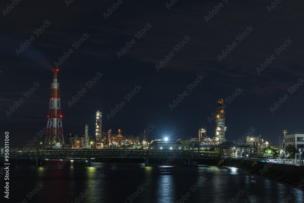 Naklejka premium 日本 三重県四日市市の大正橋から見える四日市コンビナートの工場夜景