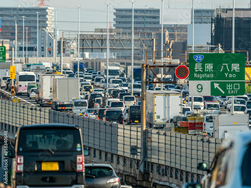 大渋滞が続く通勤時間帯の高速道路