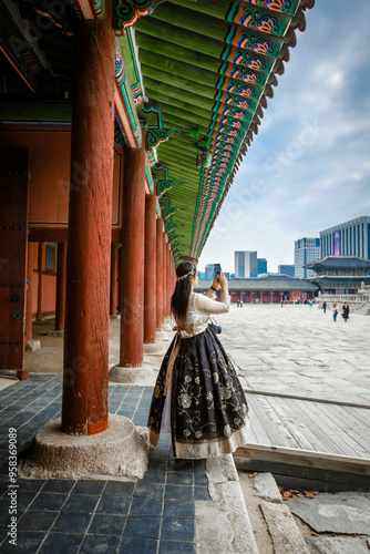 Obraz na płótnie Tourists in national clothes walk in Gyeongbokgung Palace
w salonie