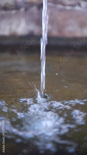 chorro de agua en slow motion frontal 