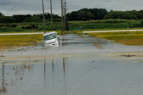 大雨による洪水で浸水した乗用車