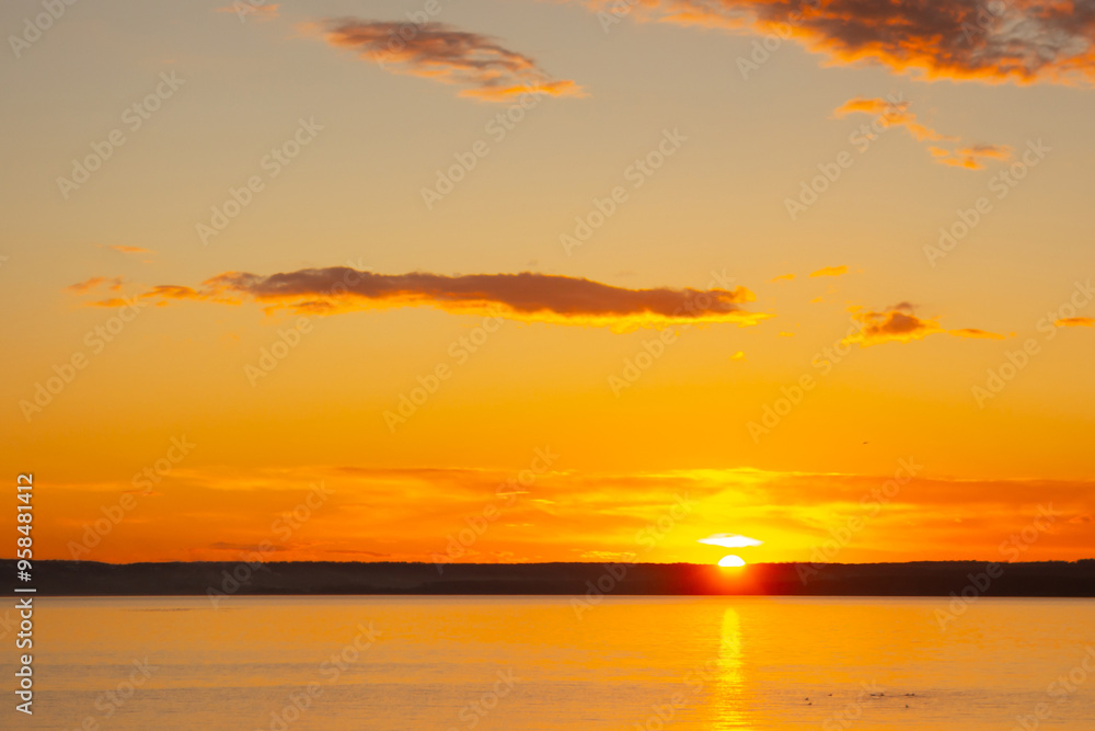 Naklejka premium The Sky Ablaze with Sunset Glory