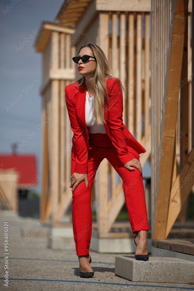 Obraz premium Beautiful woman enjoying summer outdoors