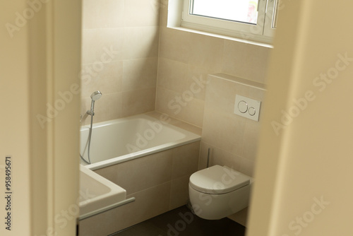 Modern Bathroom Interior De...