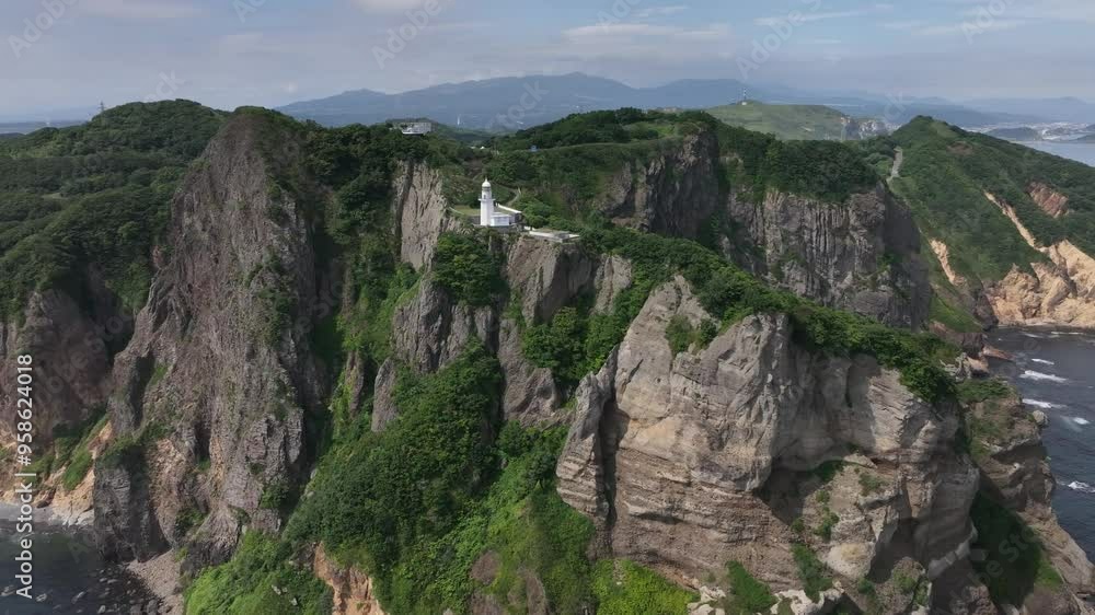 断崖に立つ白亜の灯台