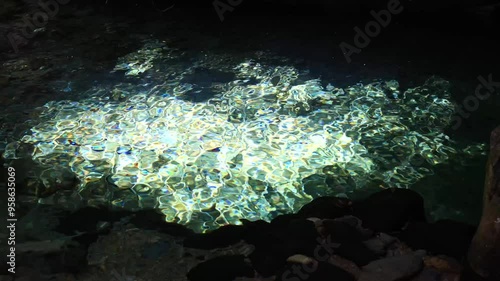 透明度の高いキラキラする波のたった水面