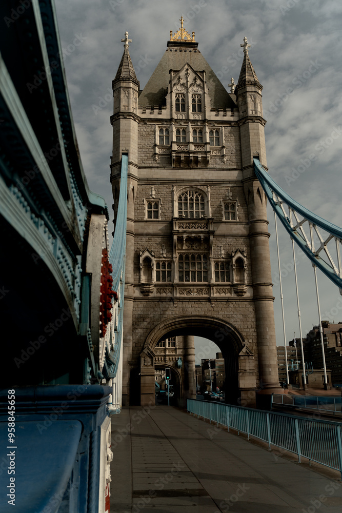 Obraz premium Tower Bridge Over the Calm Thames River