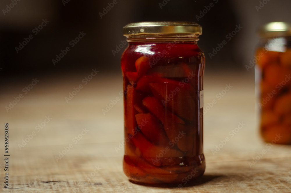 Frasco de mermelada casera en un ambiente calido y hogareño Frasco de mermelada casera en un ambiente calido y hogareño