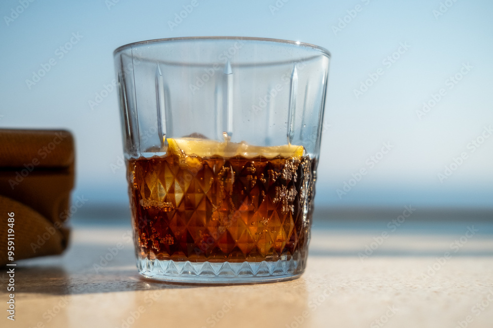 Eisgekühlte Cola mit Eis und Zitrone Eisgekühlte Cola mit Eis und Zitrone