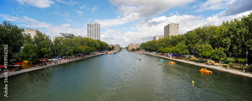 Vue panoramique du bassin de la Villette à Paris photo